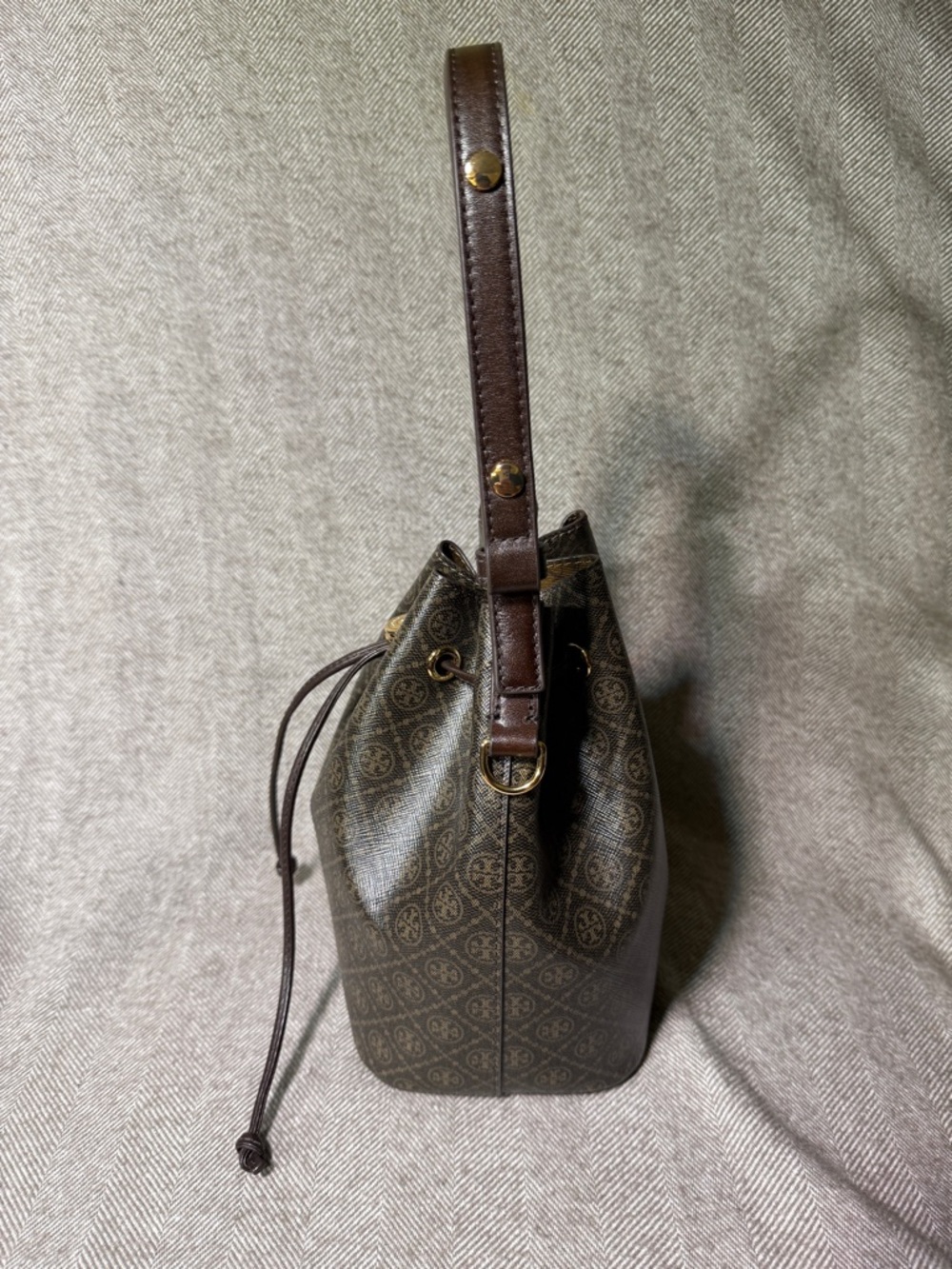 Pre-Owned Tory Burch T Monogram Coated Canvas Bucket Bag in French Press - Picture 4 of 15